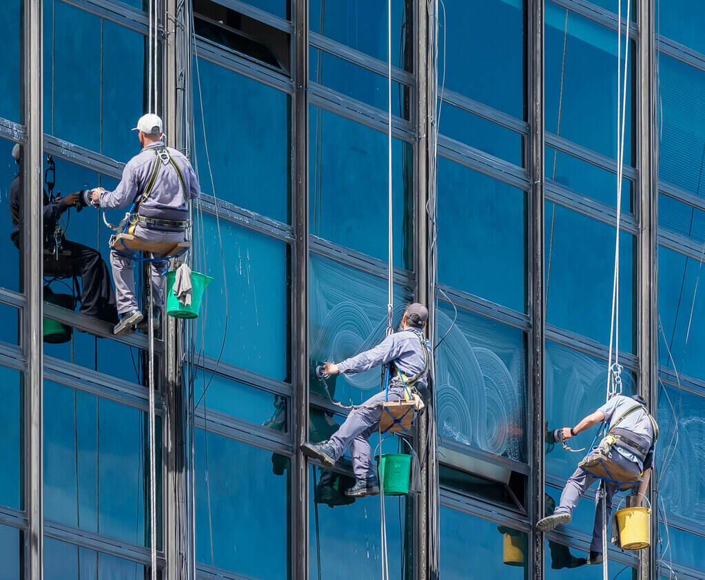 Высотная мойка окон в Москве цена - CleaningMoscow