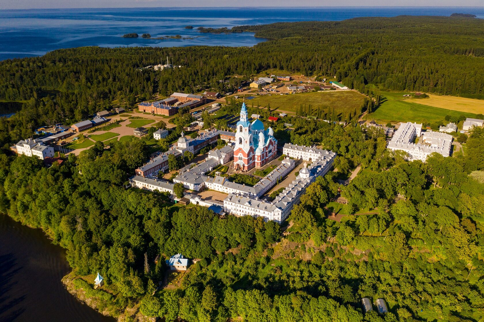 Валаам какой монастырь. Карелия остров Валаам монастырь. Валаамский Спасо-Преображенский монастырь. Валаамский Спасо-Преображенский монастырь в Карелии. Спасо-Преображенский монастырь на острове Валаам.