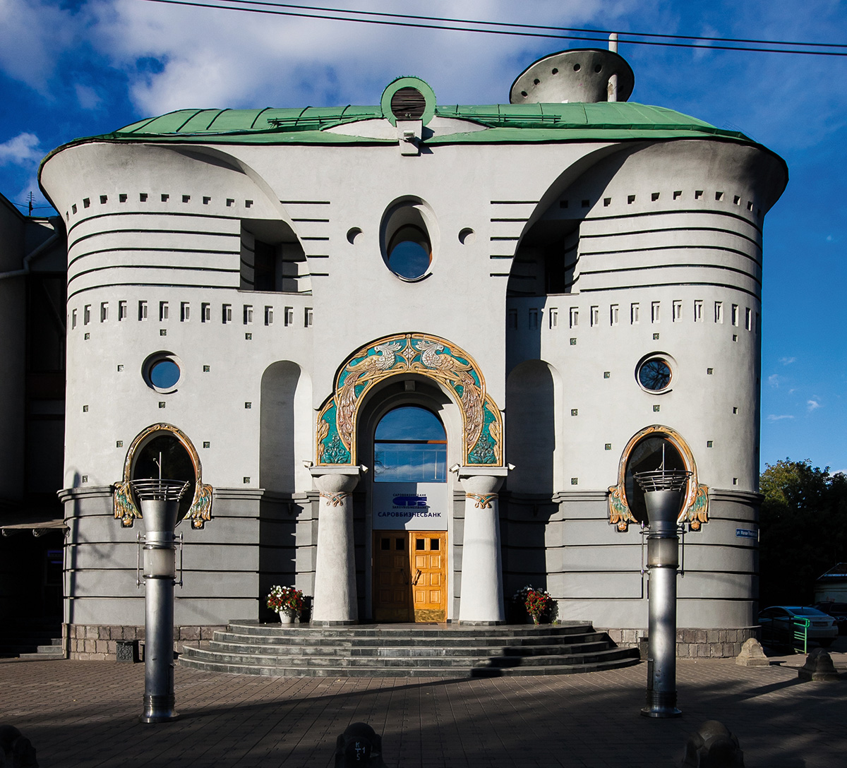 Архитектура города нижний новгород. Здание Саровбизнесбанк Нижний Новгород. Саровбизнесбанк Нижний Новгород здание Модерн.