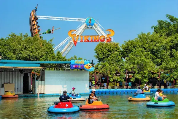 Надувные лодочки на пруду и качели Vikings в парке Dream World под Бангкоком