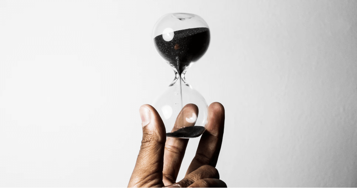песочные часы в руках