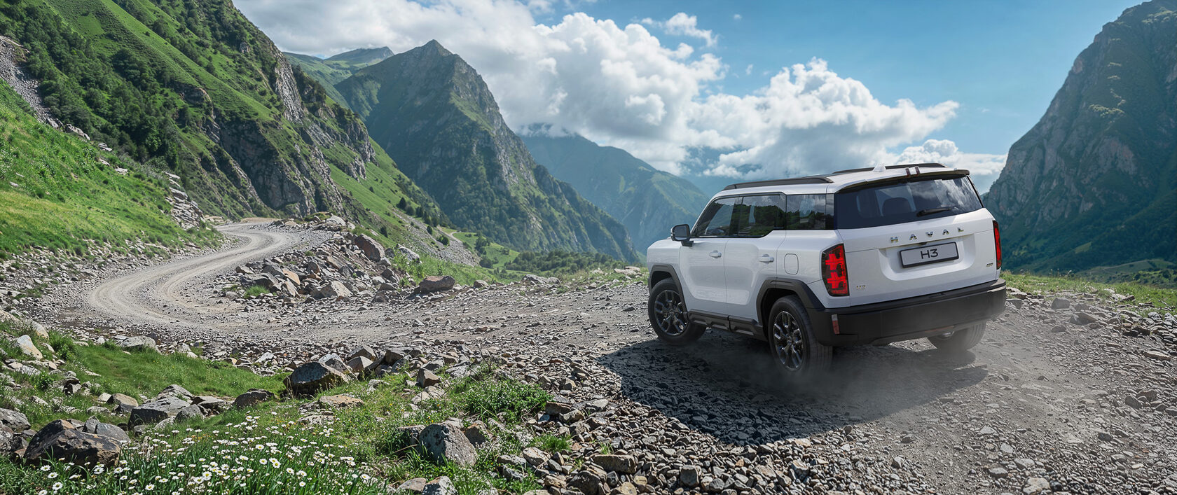 Haval H3 на горной дороге в долине