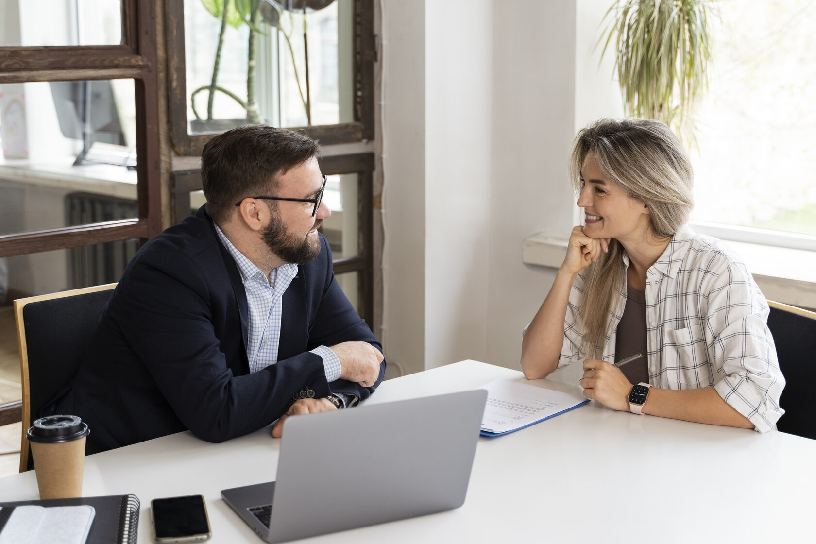 Два человека в деловой обстановке