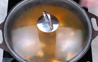 Приготовление рассольника со свининой, перловкой и солёными огурцами: шаг 11