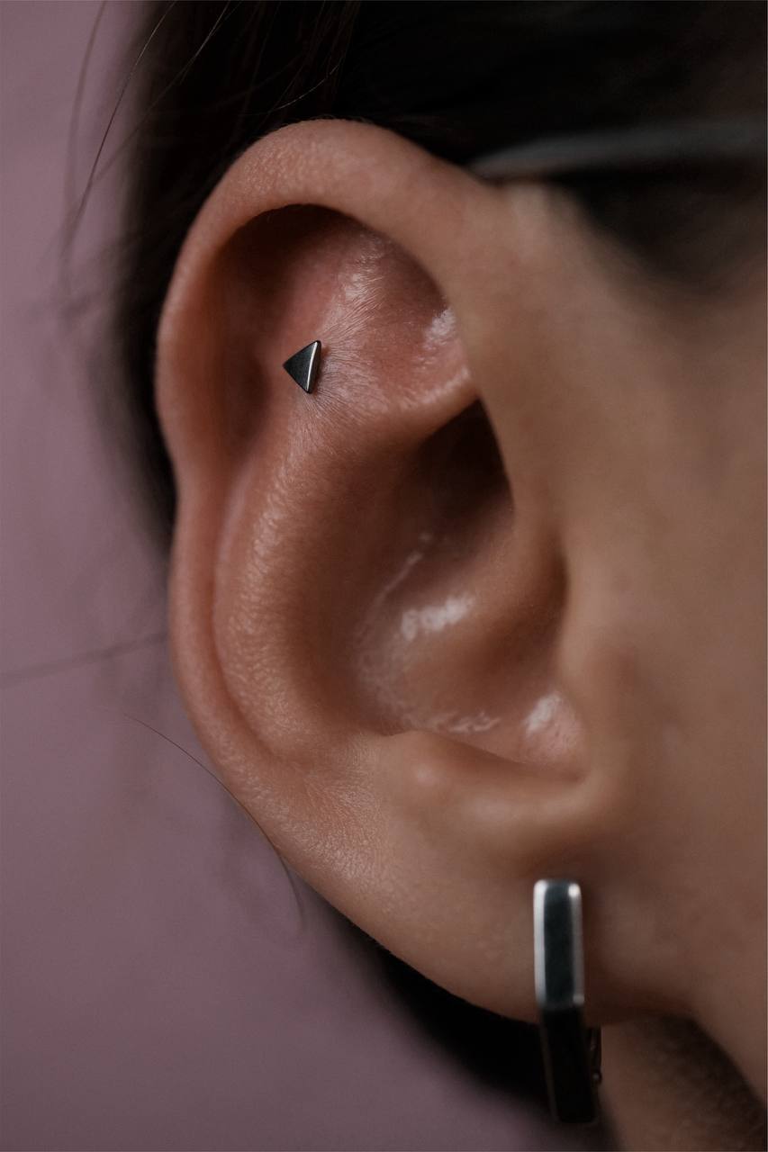 Пирсинг флэт с украшением