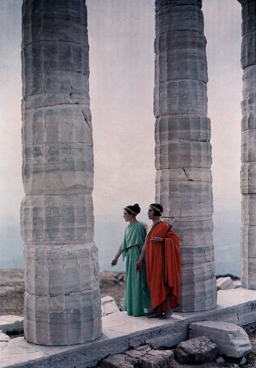 Танцоры у колонн храма Посейдона, Греция, 1930. Фотограф Мейнард Оуэн Уильямс