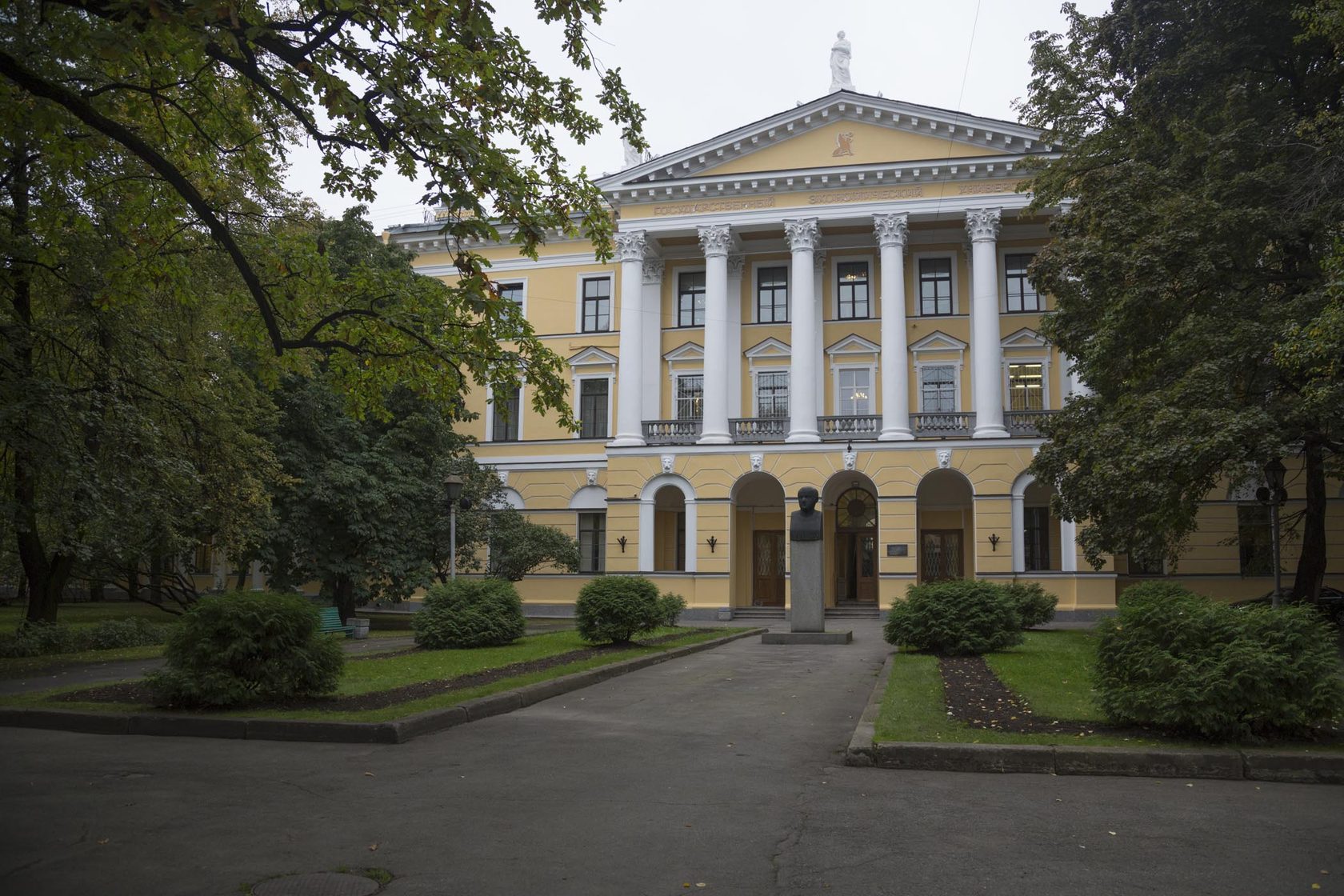 Санкт государственный экономический университет факультеты. СПБГЭУ здание. Санкт-Петербургский университет экономики и финансов. Государственный экономический университет. Экономический вуз Питер.