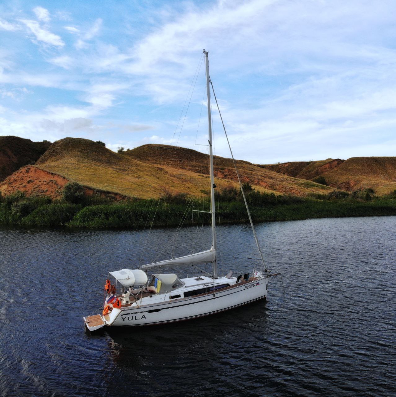 Яхта на фоне горы