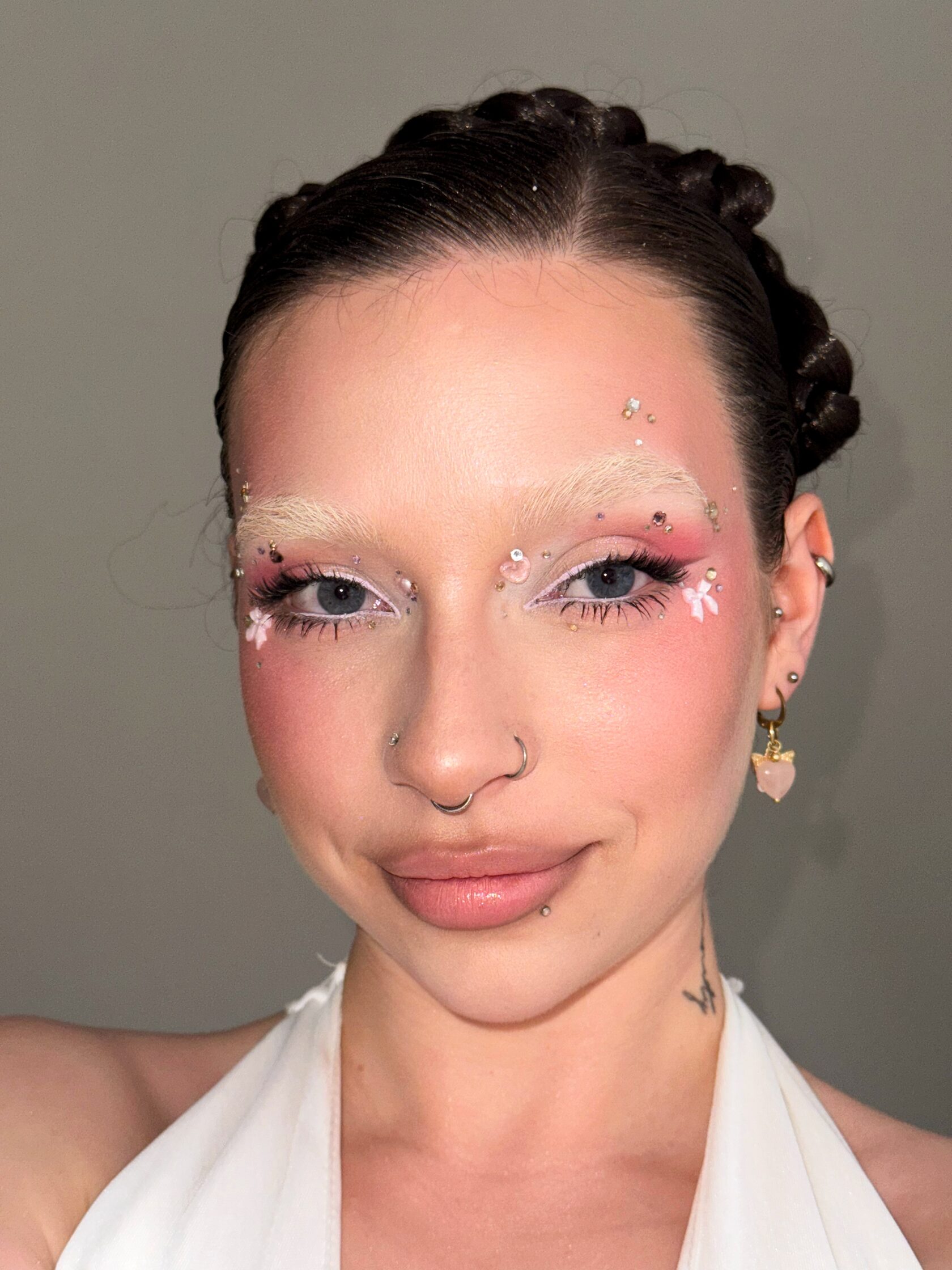 Сияющий розовый GLAM макияж с нежной тушёвкой и стразами