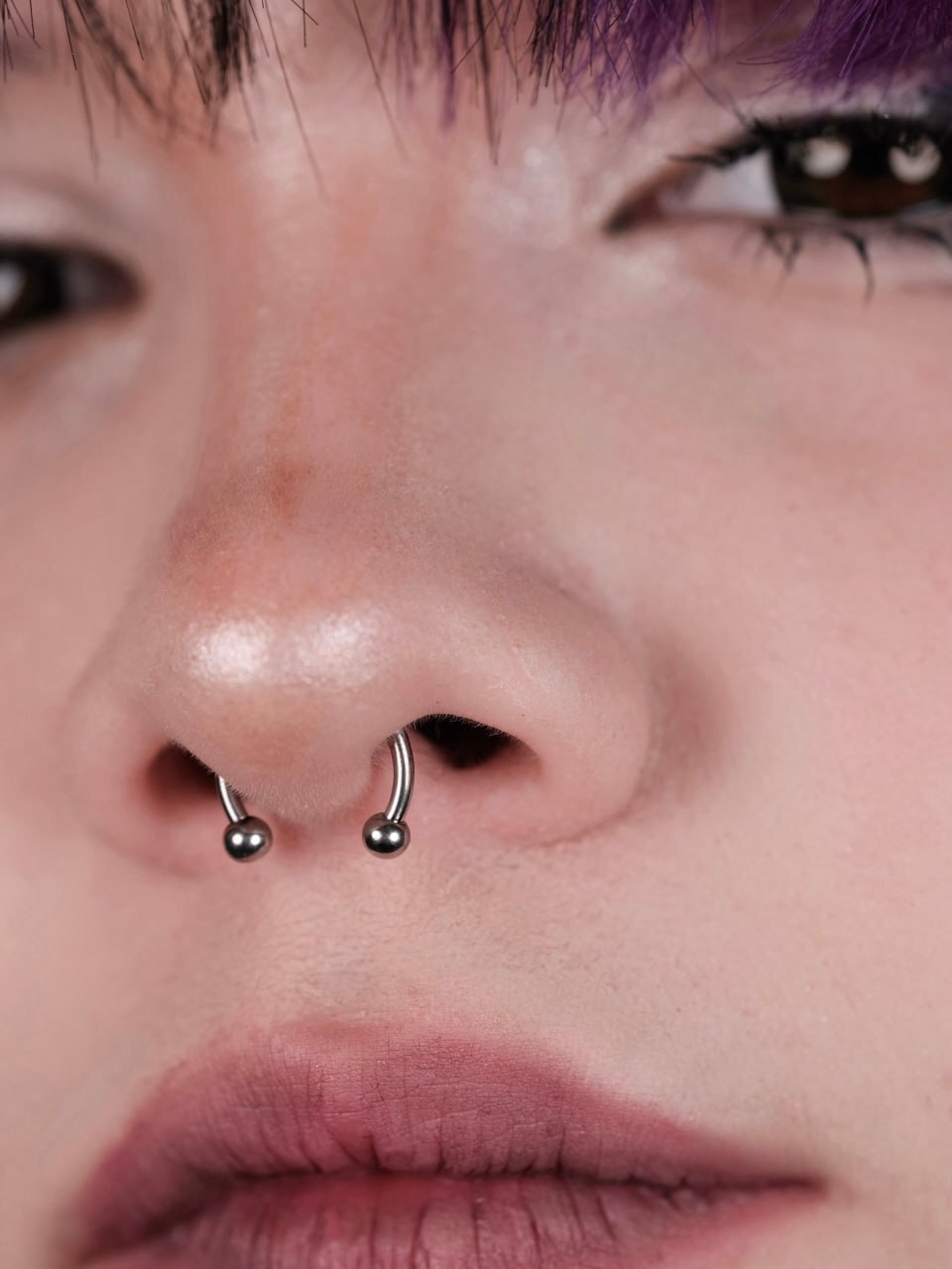 Пирсинг септум крупным планом