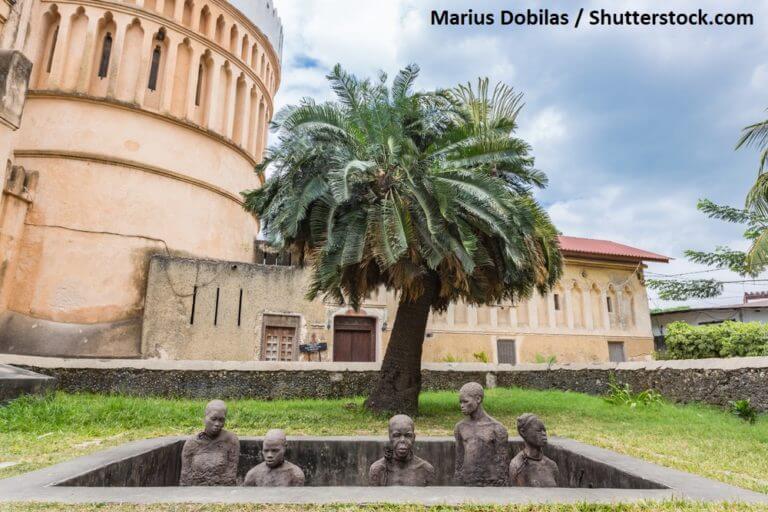 Рабы сидят в яме