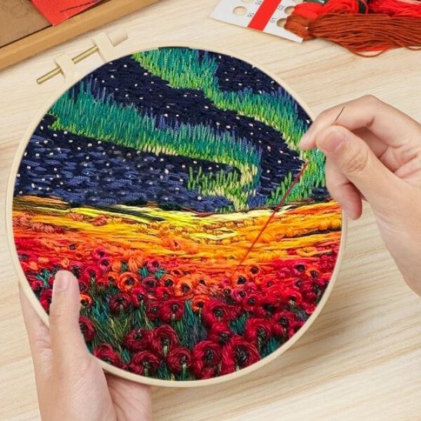 Оригінальна картина в п'яльці з набору для вишивки - яскрава декорація для інтер'єру