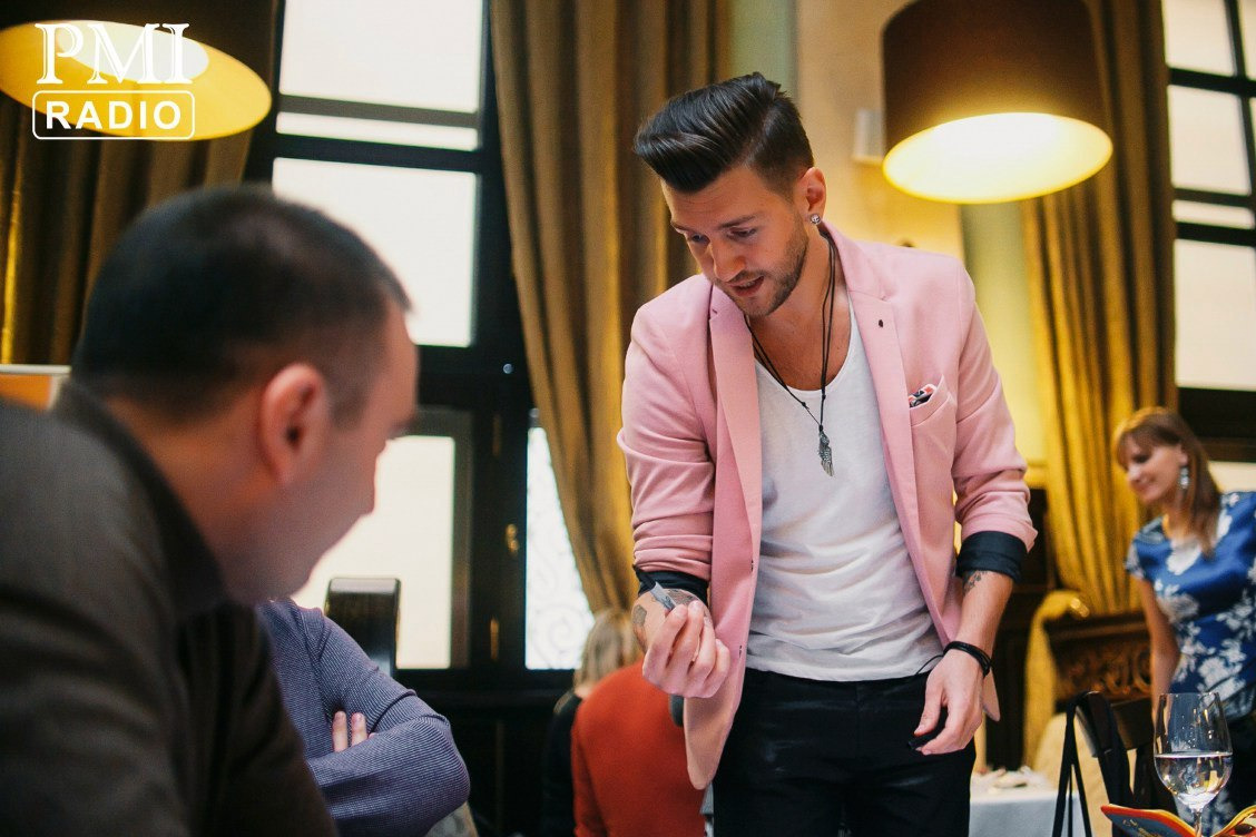 Фокусник в ресторане