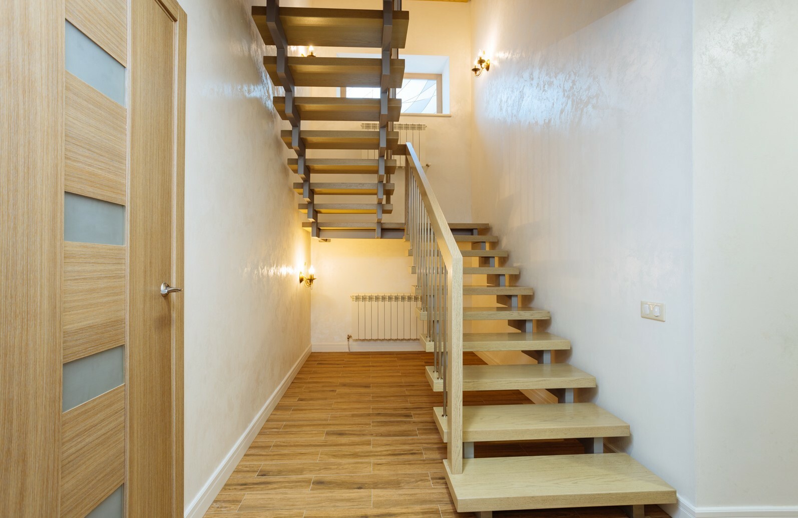 Лестница на второй этаж на металлическом каркасе с поворотом в частном доме фото