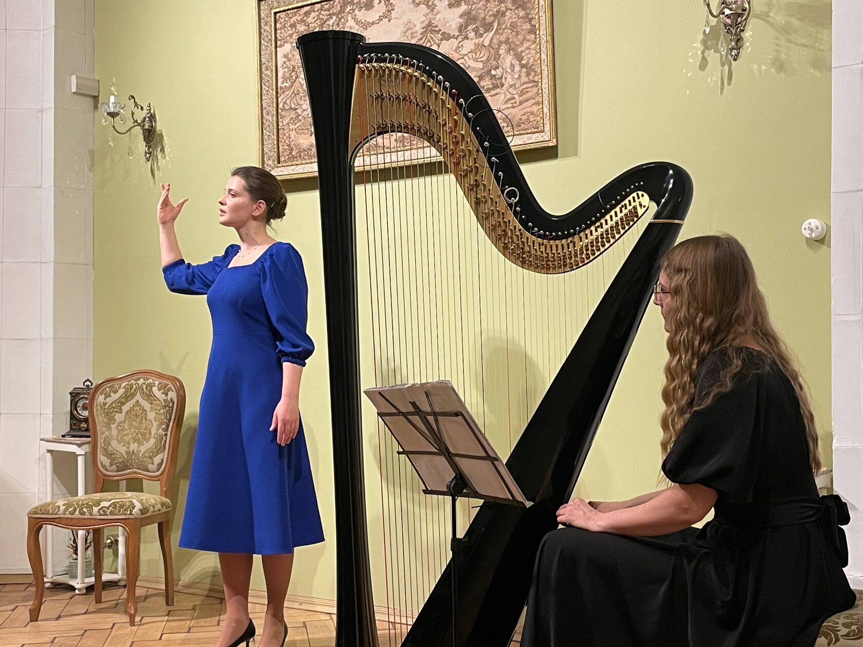 Анна Кузьмина и Юлия Комарова на сцене