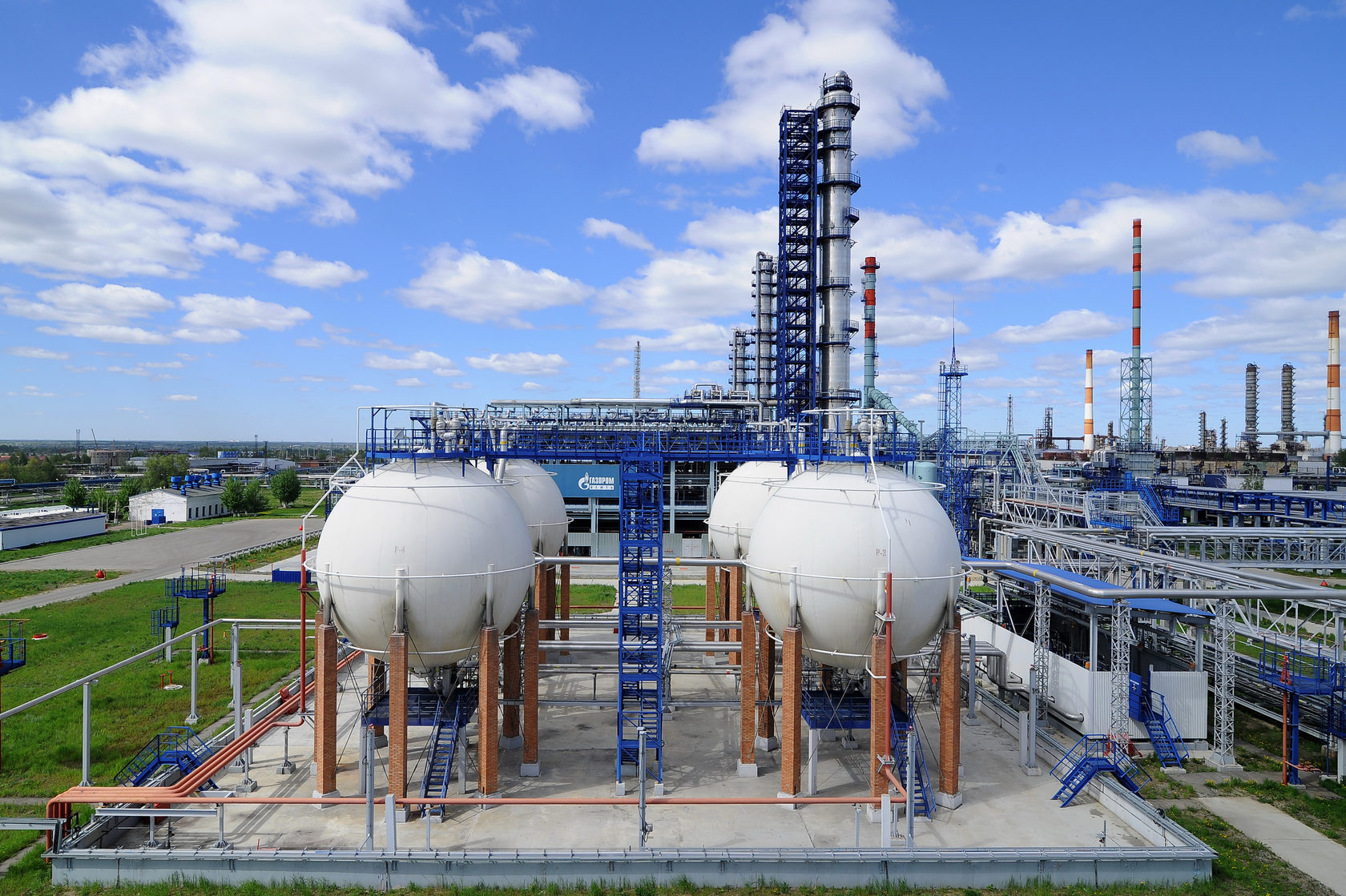 Омский газоперерабатывающий завод. Омск завод нпз. Омский нпз нефтеперерабатывающий. Нефтеперерабатывающий завод газпромнефть омск. Омский нефтеперерабатывающий завод площадь завода.
