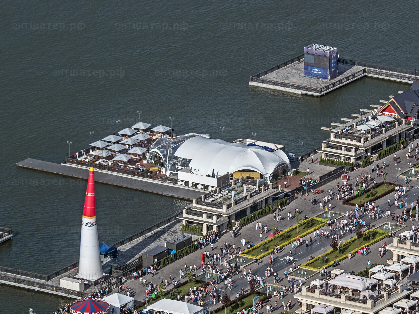 Шатёр Sky Lounge «Гексагональ» 20×32 на пирсе Казани для Red Bull Air Race — сколько гостей вмещает 640 м²?
