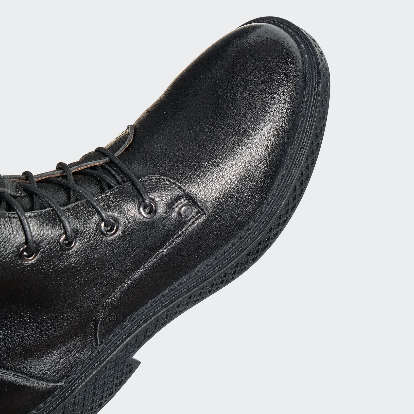 обувь на белом фоне