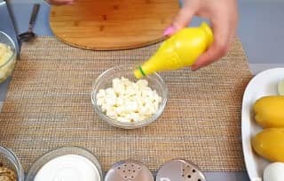 Приготовление салата с ананасом и ветчиной слоями: шаг 3