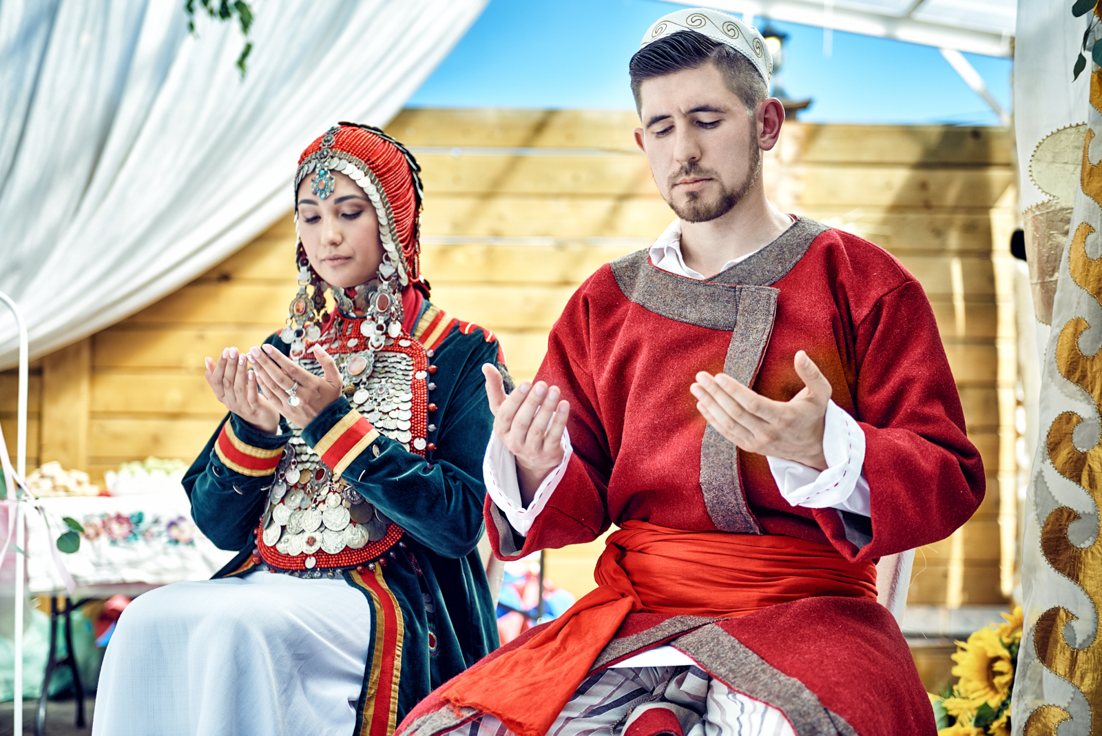 Какие есть восточные народы. Никах в башкирском стиле. Башкирский образ невесты. Стильные башкирские образы. Блогерша из Уфы в национальном костюме.