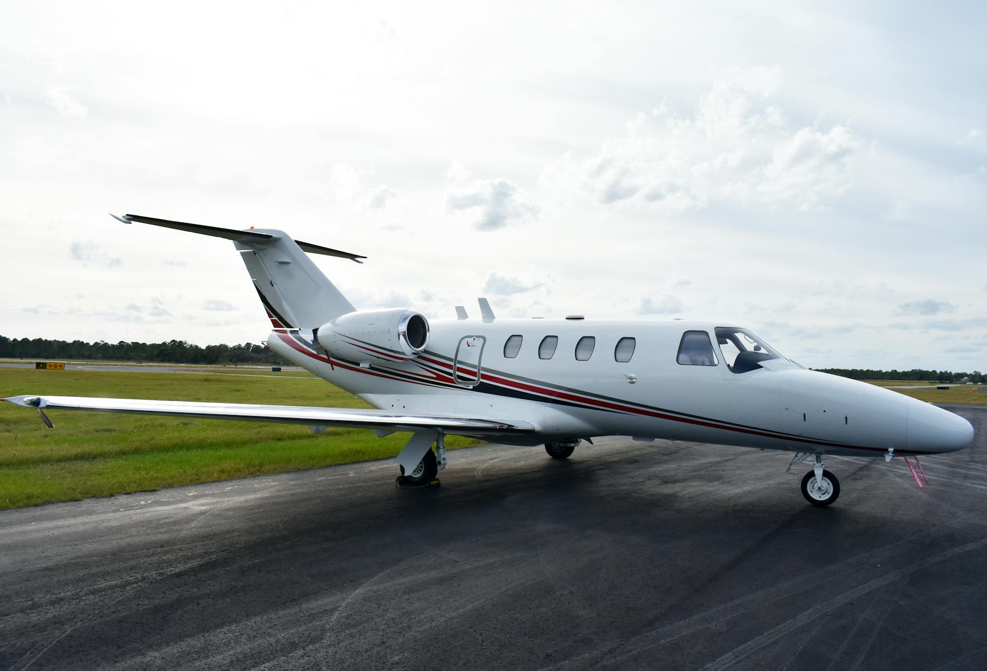 https://www.pexels.com/photo/cessna-citation-aircraft-13528331/