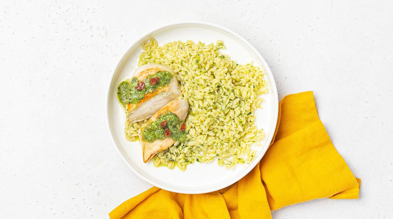 Медальоны из курицы с пастой и песто из вяленых томатов