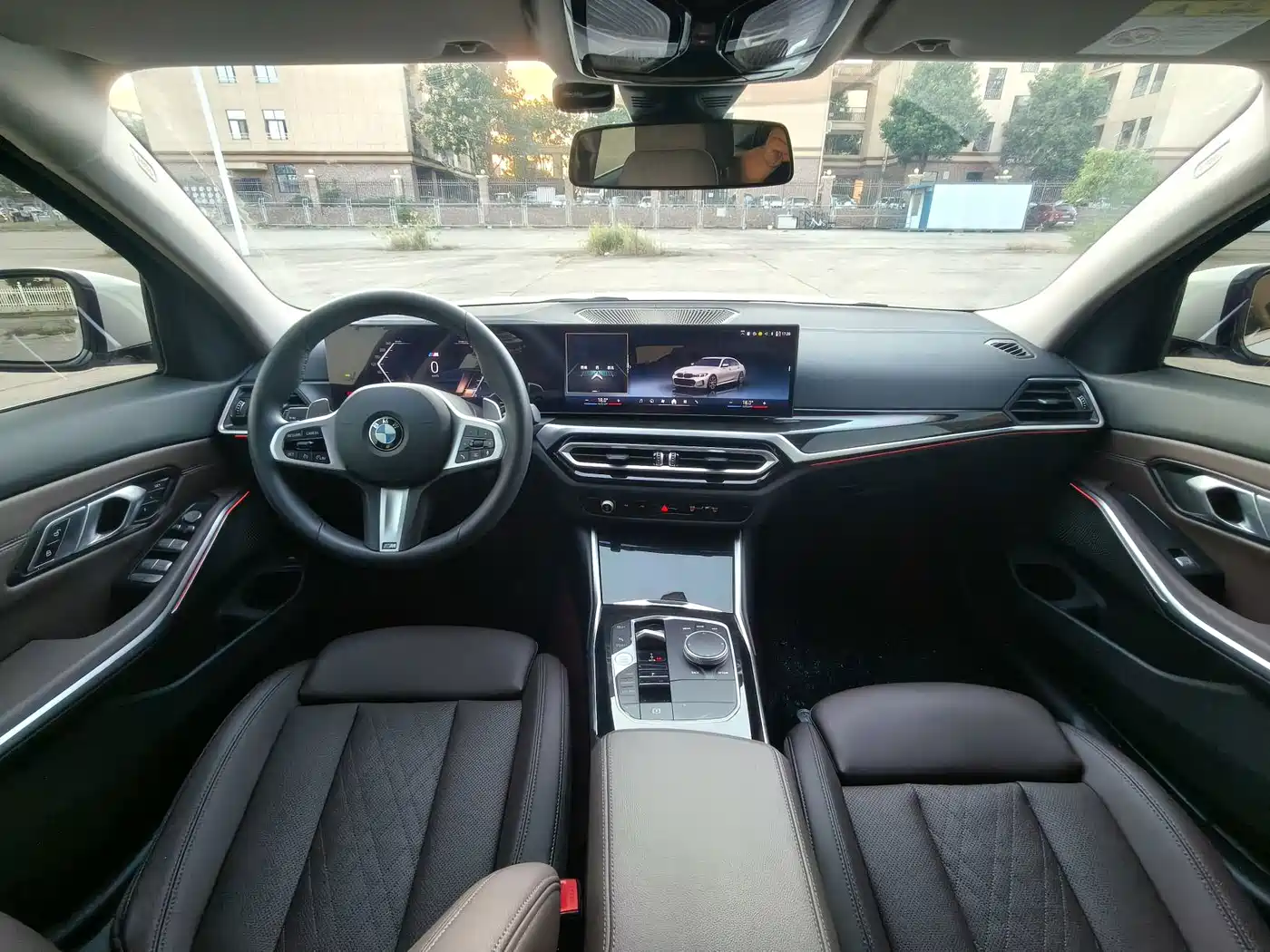 BMW 325Li G28 2024 M Sport Night Edition — тёмные передние сиденья, руль, широкий дисплей и центральная консоль