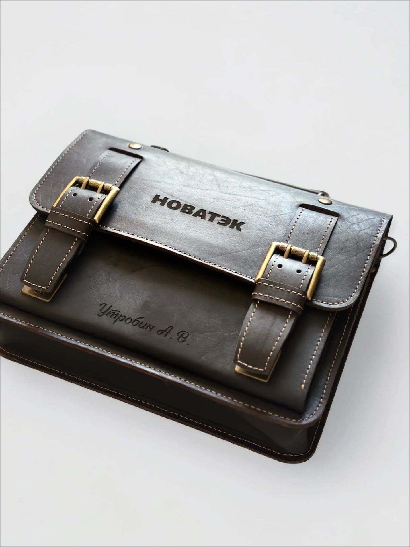 Лазерная гравировка на кожаных изделиях заказчика в Кирове — StekloWood