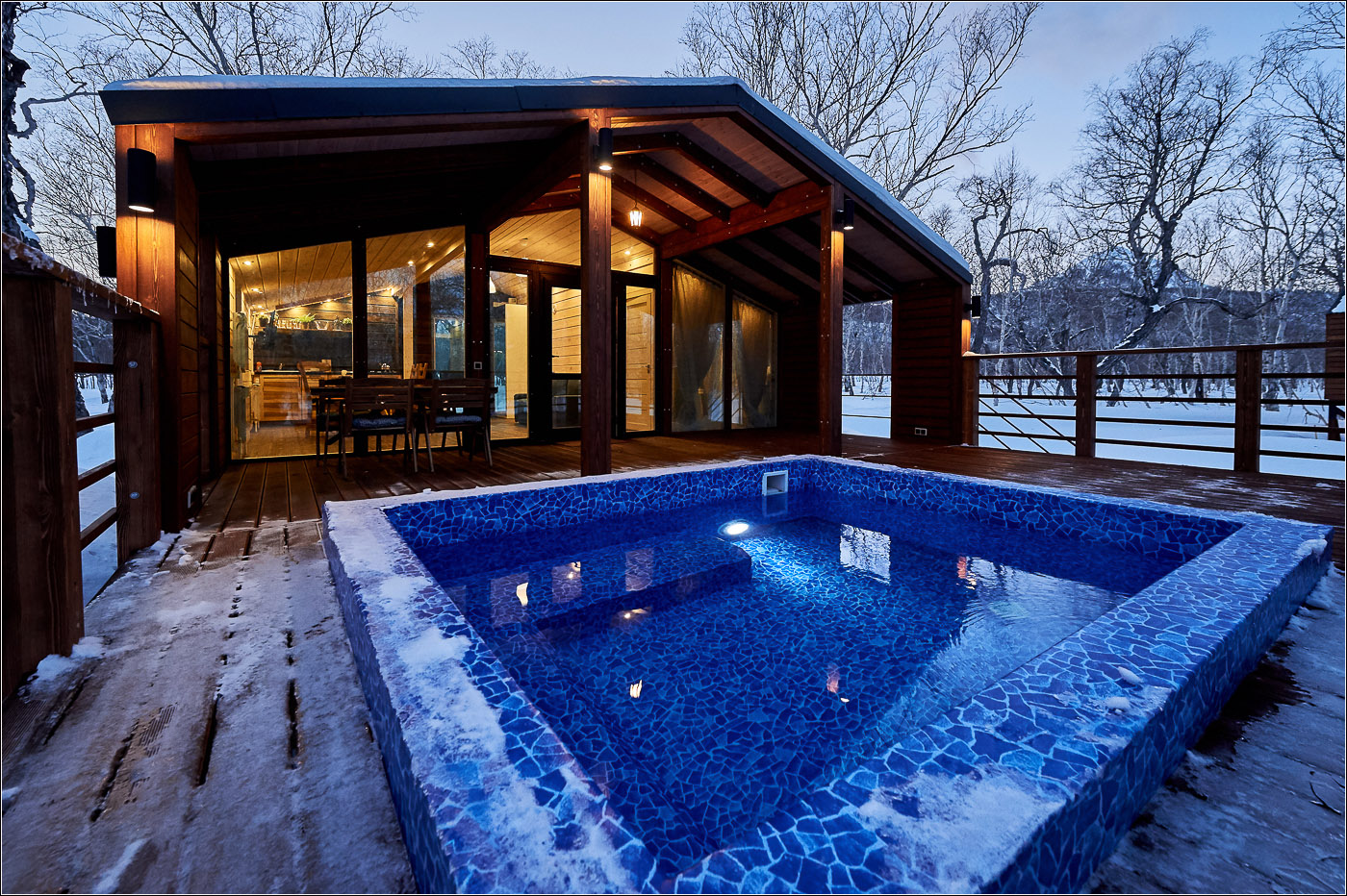 Домик с бассейном. Шале в шамони с джакузи. Скандинавия спа сестрорецк. Домик с открытым бассейном. Домик с бассейном камчатка форест.