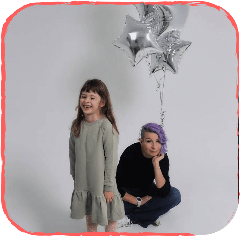 Девушка и ребенок, мама и дочь, с шариками в фотостудии на белом фоне