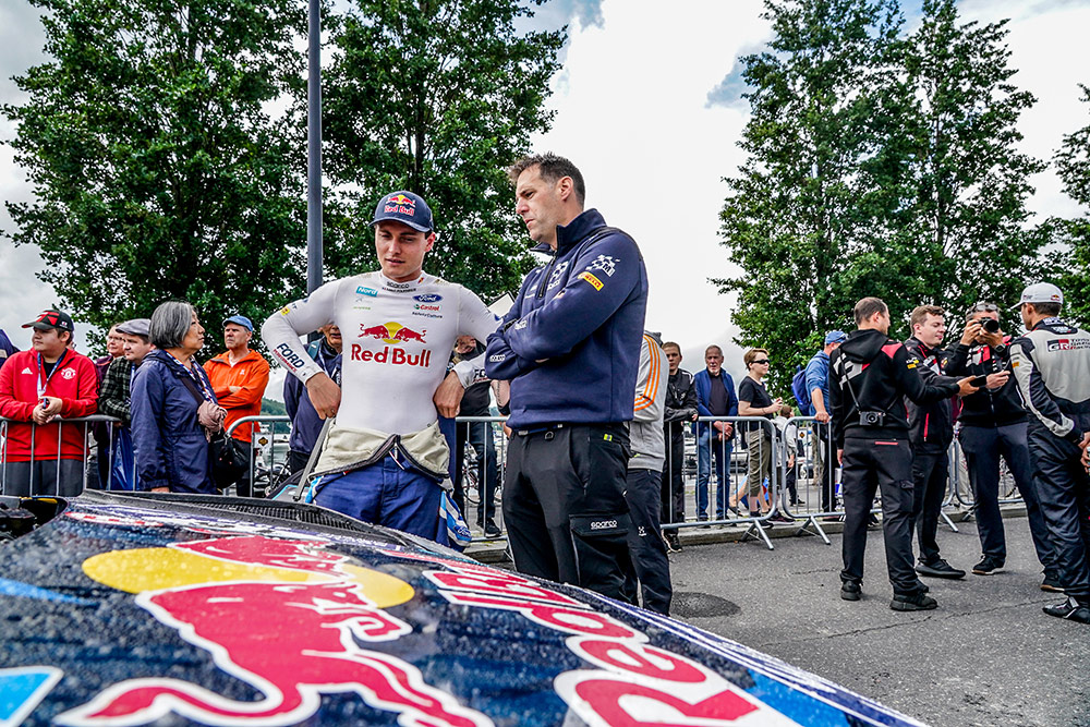 Директор M-Sport Ford World Rally Team Ричард Милленер и пилот команды Адриен Фурмо, ралли Финляндия 2024/Фото: M-Sport