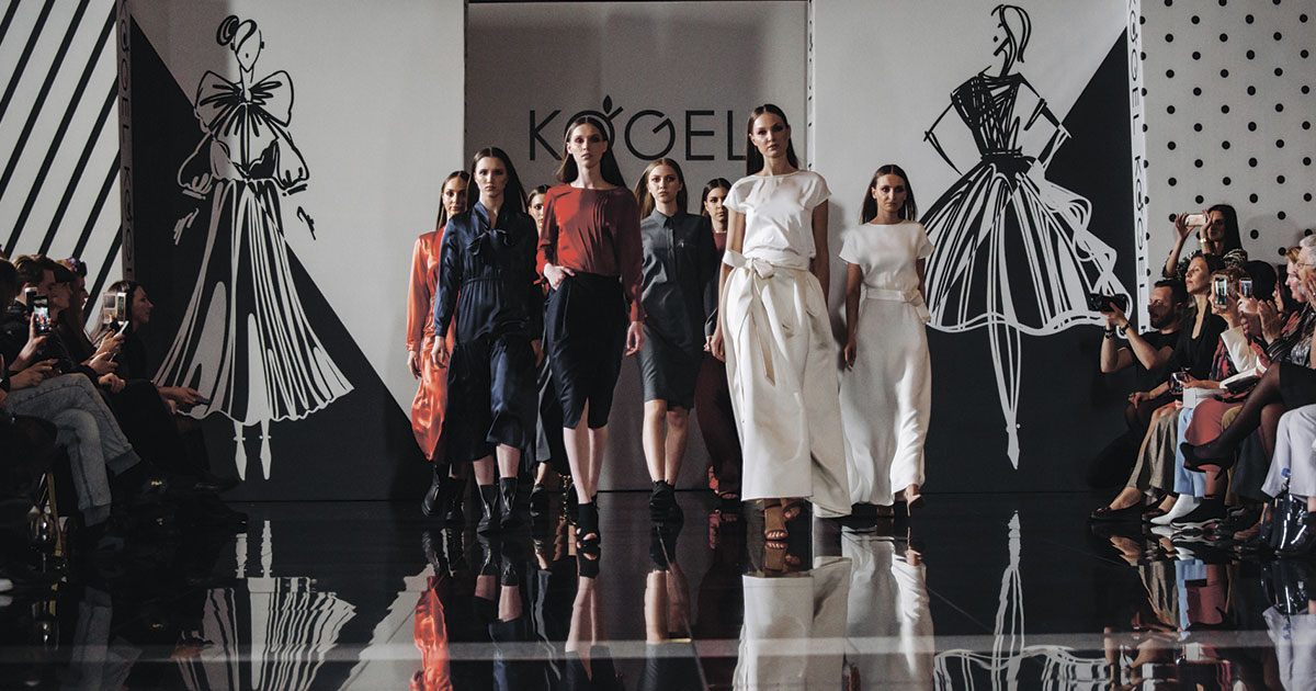 фотомодели на подиуме. диор 2022 haute couture. проект мир моды. ирфе дом моды юсуповых. модные мокапы.