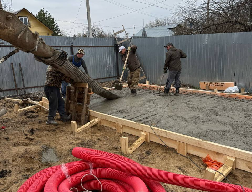 Процесс заливки бетонной площадки