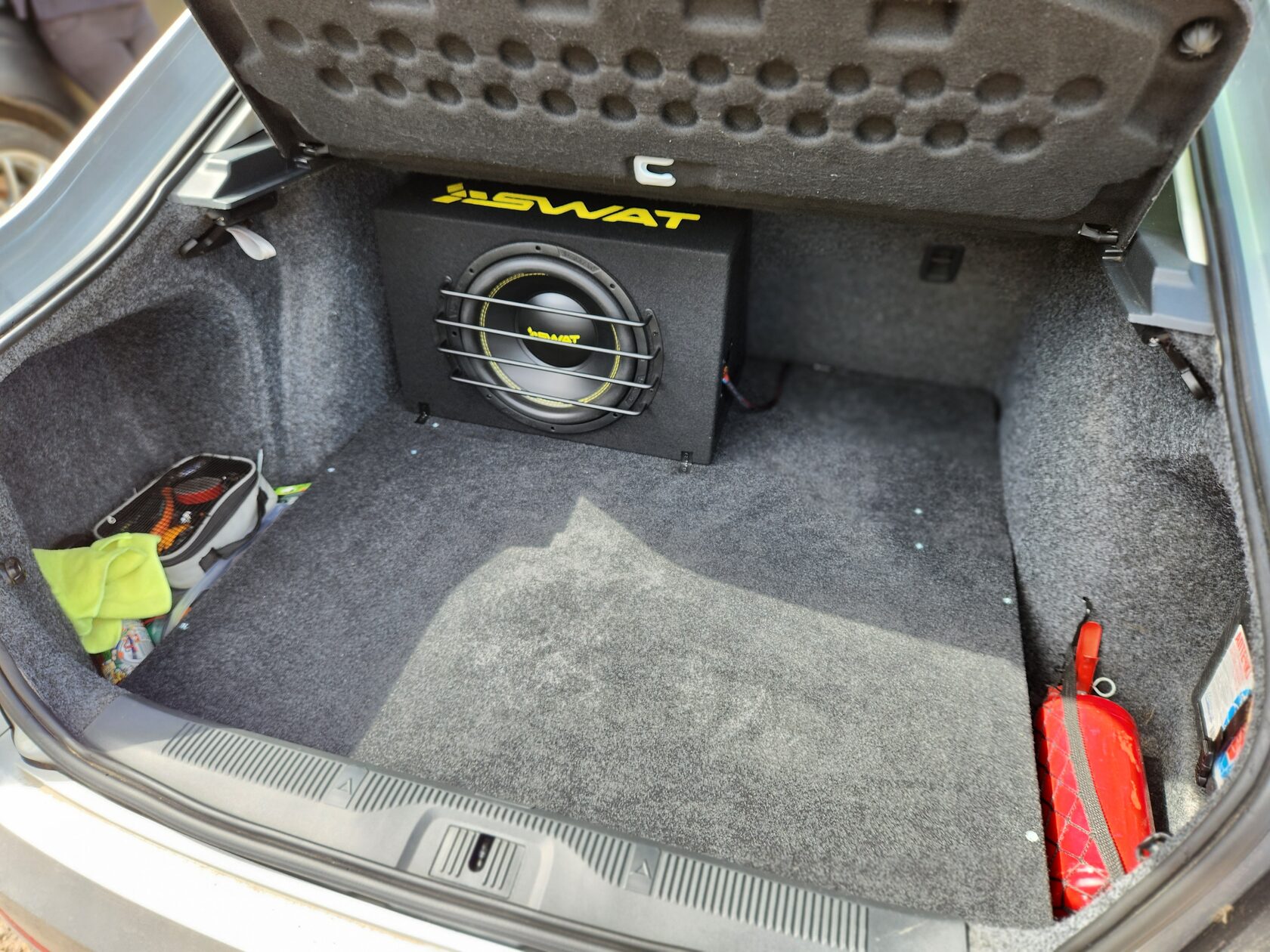 сабвуфер в skoda octavia a5