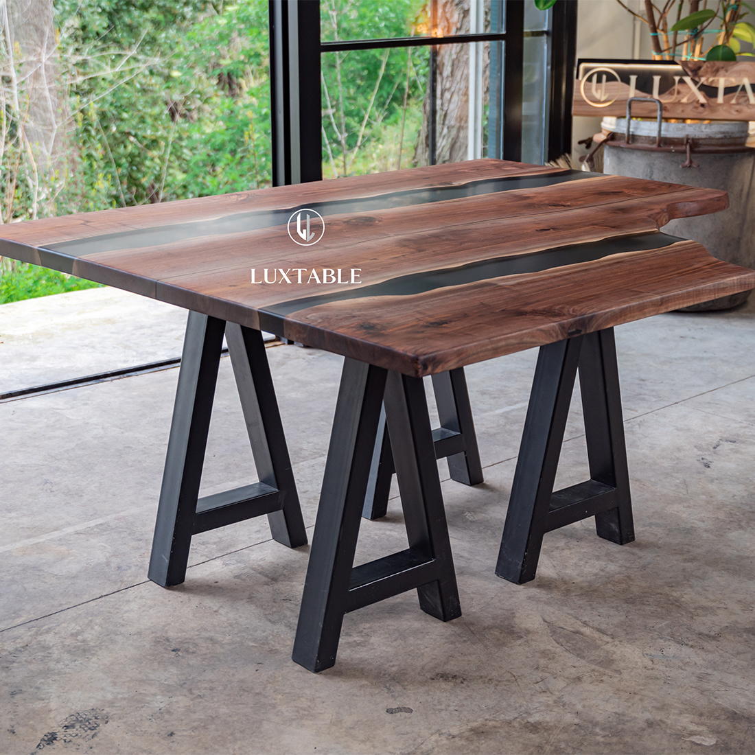 Epoxidharz Tische Alagoas aus europäischem Nussbaum und hellblauem Epoxidharz mit Metallic Effekt