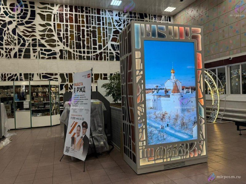 Интерактивная стела с экраном в музее