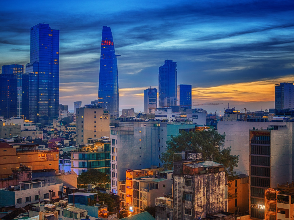 Вьетнам высотки закатный город небо