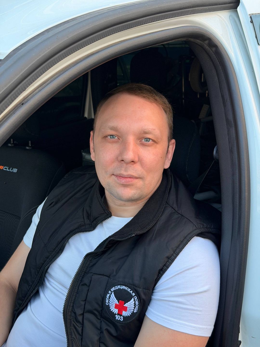 Сотрудник службы «Руки помощи» за рулём машины для перевозки лежачих больных