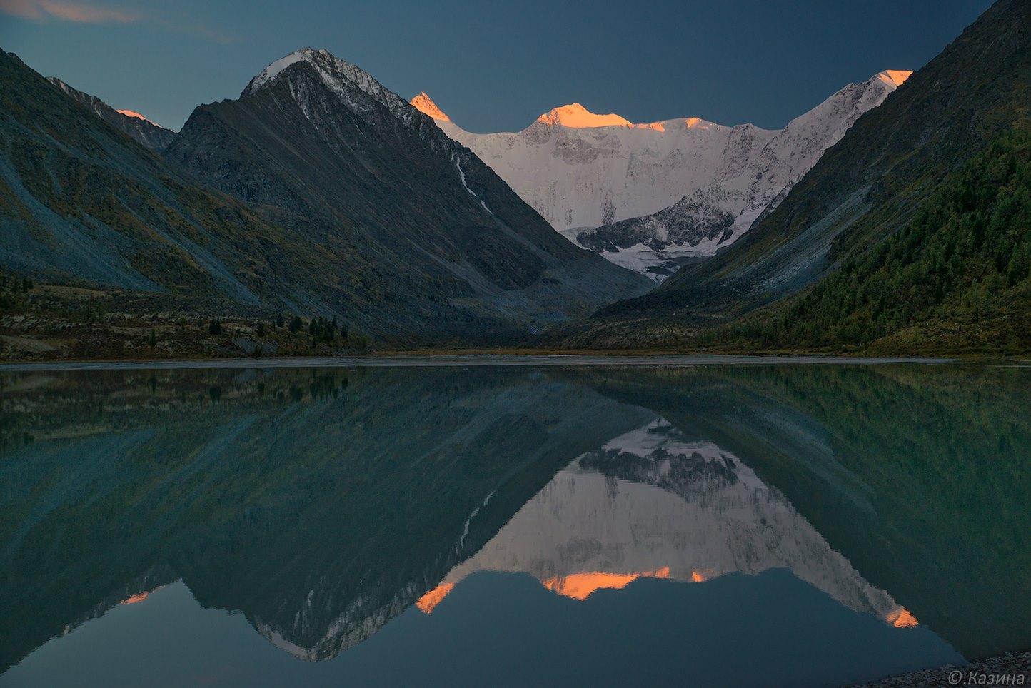 Воды южной сибири. Белуха горный Алтай. Южная Сибирь Алтай гора Белуха. Гора Белуха Сибирь.