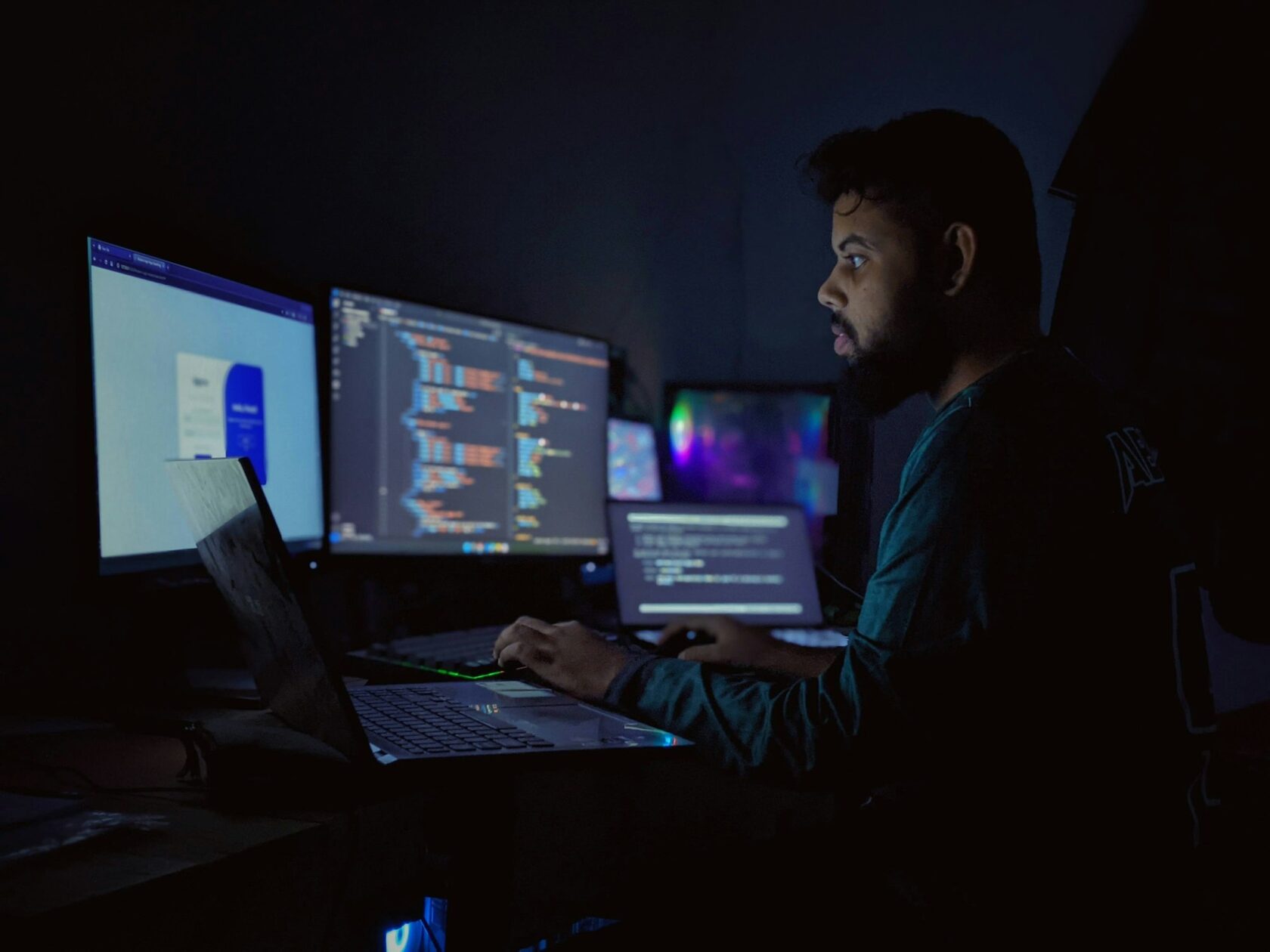 Мужчина-инженер пишет код для SCADA-системы на мониторах
