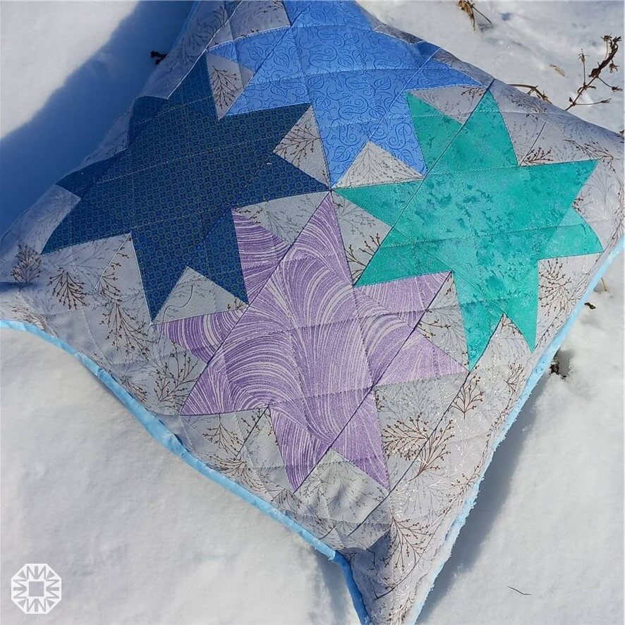 Подушка со звездным дизайном из тканей «Квилтиго»