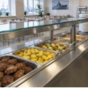 Линия раздачи в рабочей столовой с горячими блюдами