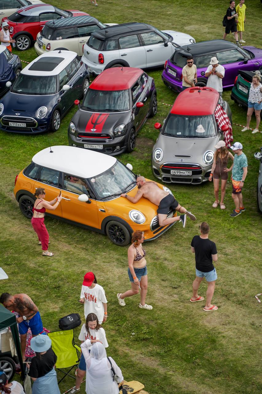 Разноцветные MINI и участники кемпа на фестивальной поляне в 2025 году