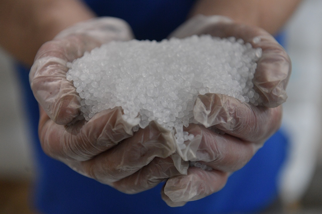 гранулы полипропилена в руках
