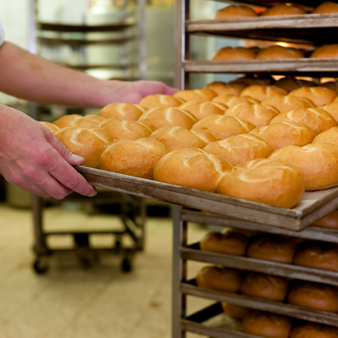 Хлеб цех. Пекарня булочки. Выпечка хлеба. Производство выпечки. Упаковщик хлебобулочных изделий.