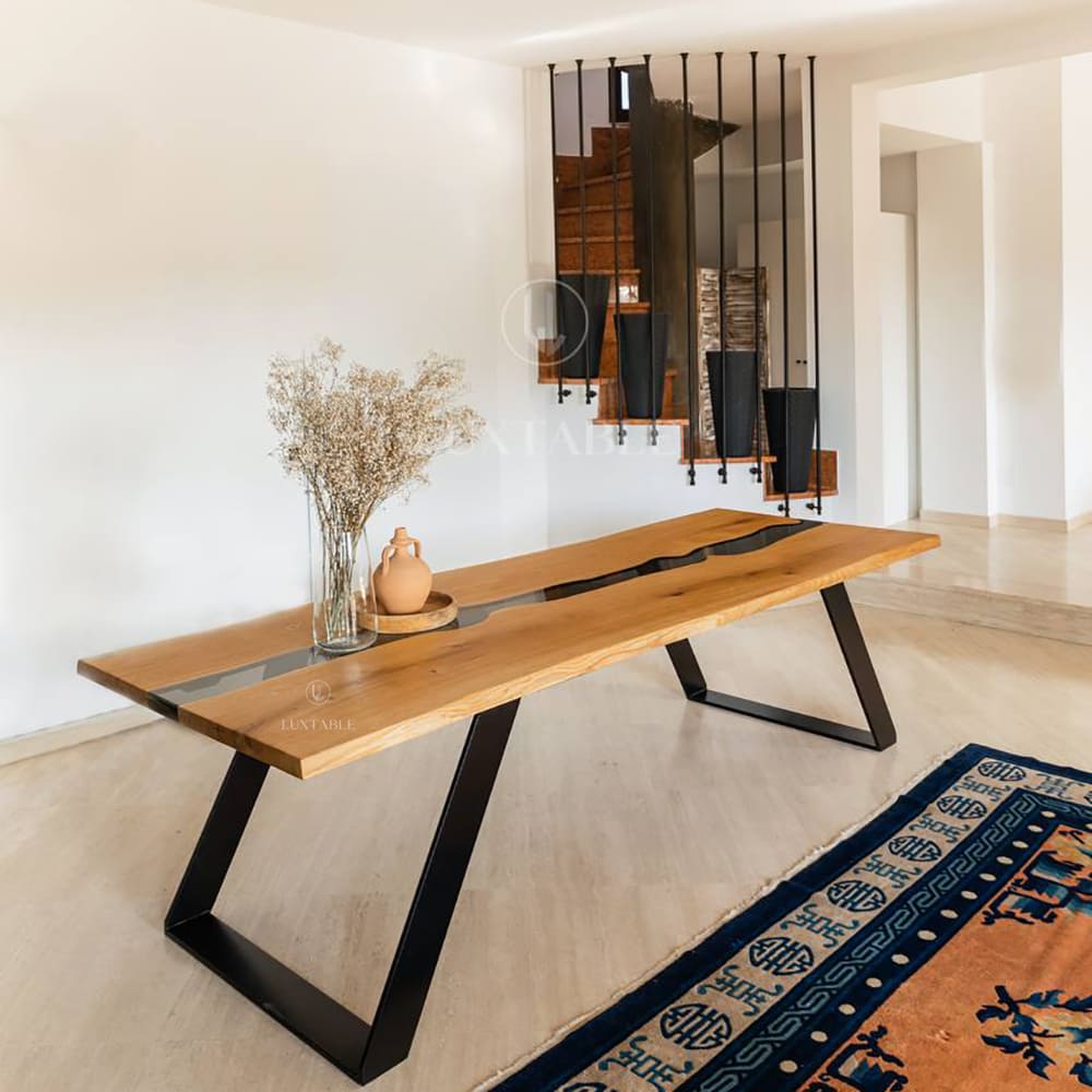 Epoxidharz Tische Alagoas aus europäischem Nussbaum und hellblauem Epoxidharz mit Metallic Effekt