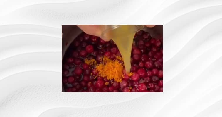 Приготовление клюквенного соуса к мясу в домашних условиях: шаг 3