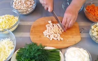 Приготовление салата «Грибная поляна» с шампиньонами и курицей: шаг 3