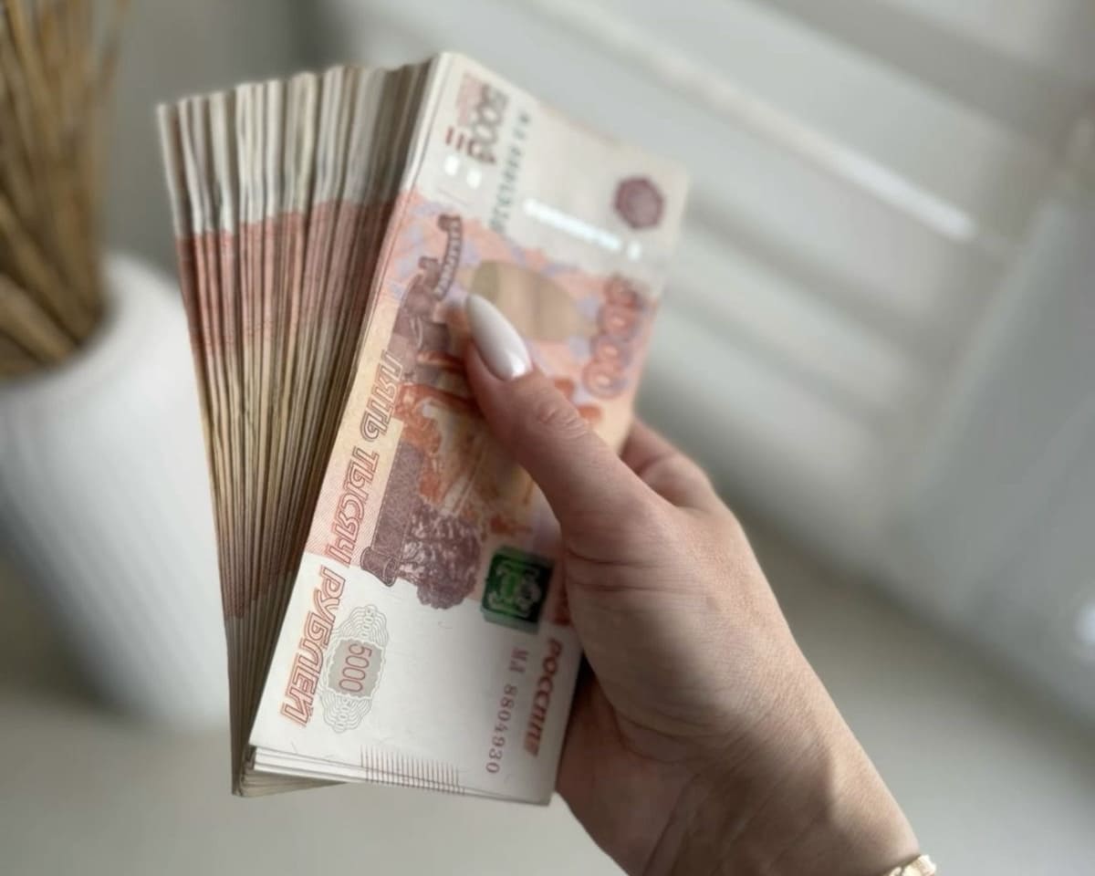 Довольная девушка-донор после получения вознаграждения