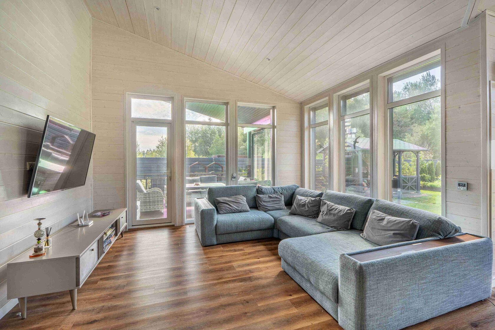 Одноэтажный каркасный дом с большими окнами